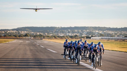 El equipo Red Bull Bora Hansgrohe hace despegar el avión pilotado por Andy Hediger