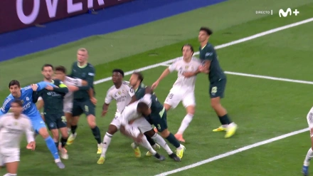 Bernardo Silva tuvo agarrado el brazo de Courtois en la jugada del primer gol del PSG