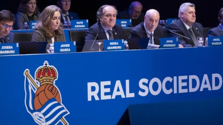 SAN SEBASTIÁN, 10/12/2025.- El presidente de la Real Sociedad, Jokin Aperribay (c), ha sometido a debate las cuentas anuales de la entidad este lunes en la Junta General Ordinaria de Accionistas. EFE/Javier Etxezarreta