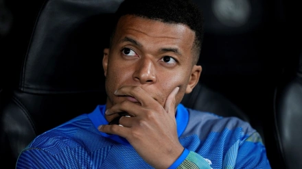 Kylian Mbappé del Real Madrid CF observa durante el partido de la fase 6 de la UEFA Champions League 2025/26 entre el Real Madrid C.F. y el Manchester City en el estadio Bernabéu