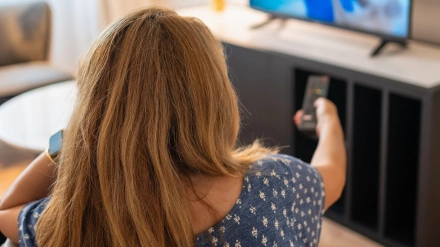 Imagen de recurso de una mujer viendo la televisión