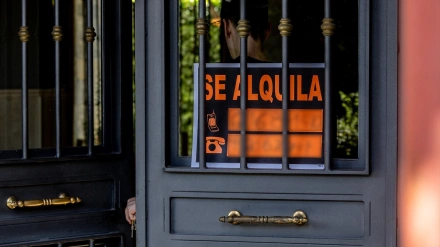 Un cartel anuncia que se alquila un piso en un edificio de viviendas