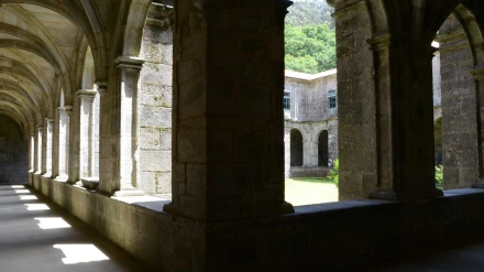 Imagen de recurso del claustro del Monasterio de Santa María de Armenteira
