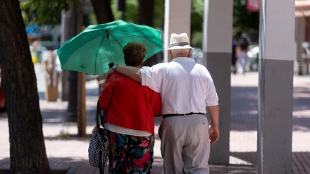 (Foto de ARCHIVO)Dos personas mayores caminan bajo la sombra de un árbol, a 24 de junio de 2024, en Madrid (España). El Fondo de Reserva de la Seguridad Social, conocido como la 'hucha de las pensiones', alcanzó a 31 de mayo los 7.022 millones de euros, su nivel más alto desde 2018, según ha informado hoy el Ministerio de Inclusión, Seguridad Social y Migraciones. La 'hucha de las pensiones', que terminó 2023 con 5.578 millones de euros, ha recibido en lo que va de este año aportaciones por un valor de 1.373 millones de euros, gracias a los ingresos proporcionados por el Mecanismo de Equidad Intergeneracional (MEI), que entró en vigor en 2023.Eduardo Parra / Europa Press24 JUNIO 2024;MADRID;HUCHA DE PENSIONISTAS;PENDIONES24/6/2024