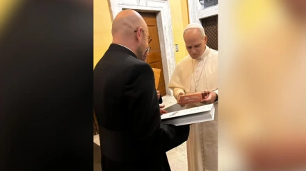 Héctor Galán, el párroco de Almeida de Sayago, le entrega las pastas de Prodcutos Villar a León XIX