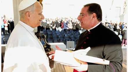 Entrega papa León Premio Inclusión al papa Francisco