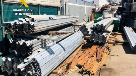 Detenidos vecinos de Toledo por el robo de 68 toneladas de biondas de las obras del nudo entre A-8 y la A-67.La Guardia Civil, en el marco de la operación Ajilar, ha detenido a cuatro hombres, con edades comprendidas entre los 41 y 51 años, vecinos de Ávila y Toledo, como presuntos autores de un delito de apropiación indebida de biondas de la empresa para la que trabajaban, que denunció la sustracción de 68 toneladas.SOCIEDAD GUARDIA CIVIL