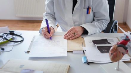 Médico en una consulta, imagen de archivo