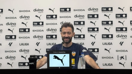 Corberán ante los medios en Paterna