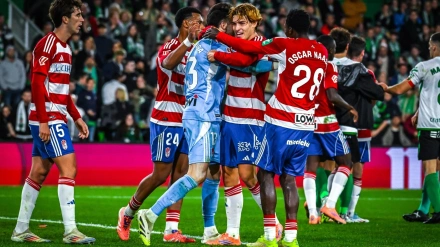 Jorge Pascual celebra uno de sus goles con el Granada