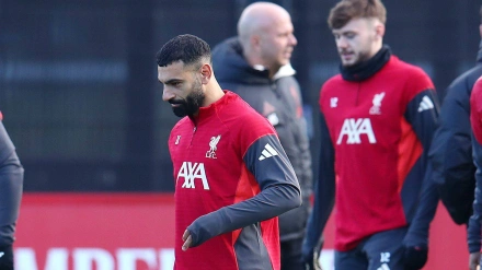 Mohamed Salah y Arne Slot durante un entrenamiento del Liverpool