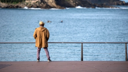 Jubilado relajado mirando el mar de San Sebastián
