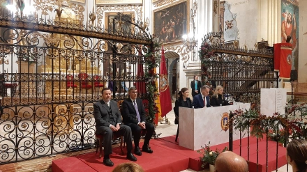 Los dos cronistas oficiales, en primer término, durante el acto de entrega de los títulos honoríficos en la colegiata de San Patricio