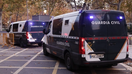 Los furgones que han llevado a Leire Díez a la Audiencia Nacional entran en el garaje