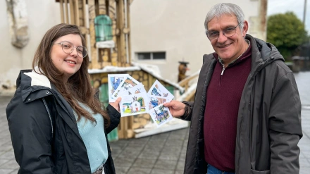 Ara Bellas, concejala de Cultura, y Secundino García, alcalde, con las postales