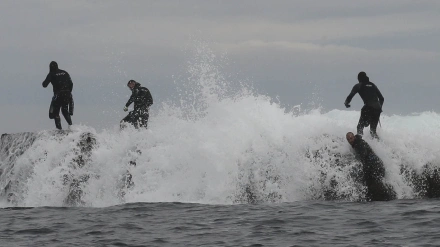 Foto de archivo de un grupo de percebeiros faenando