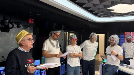 Antonio Bravo dirige con maestría la grabación del villancico.