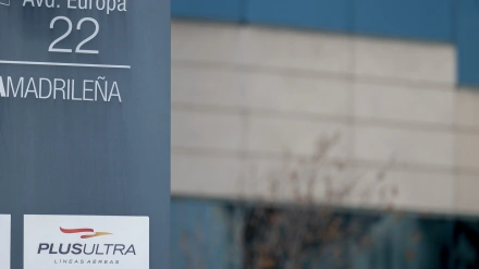 Efectivos de la Guardia Civil y de la Policía Nacional durante un registro por parte de la Guardia Civil de la sede de la aerolínea Plus Ultra