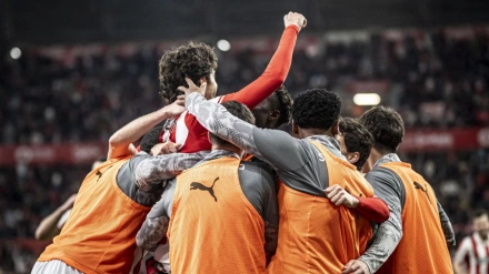 Los jugadores del Sporting celebran el gol de Gelabert frente al Granada