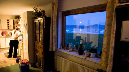 Imagen de recurso de una mujer en Noruega en invierno