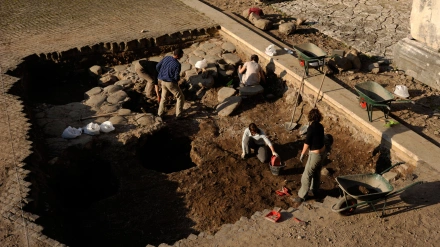 Imagen de recurso de un grupo de arqueólogos sobre unas ruinas romanas