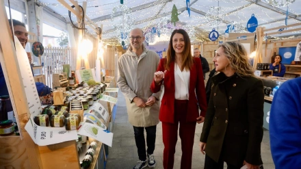 La conselleira durante la visita al mercado en la plaza de Armas