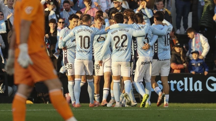 Los jugadores del Celta celebran uno de los goles ante el Athletic