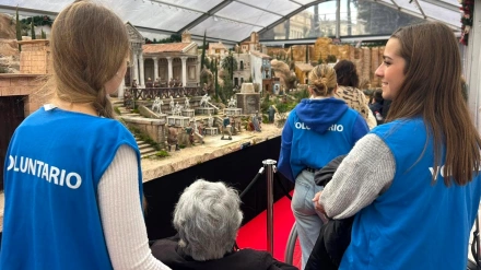 Actividad solidaria con mayores estudiantes de la UCAM