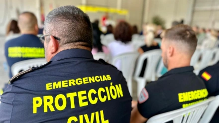 Personal de Protección Civil durante un taller formativo