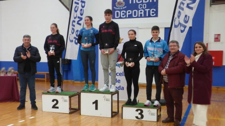 Los ganadores de la prueba recibiendo sus trofeos