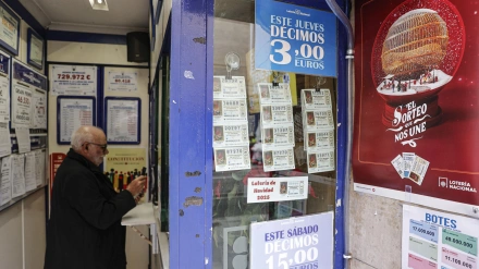 Una administración de lotería vendiendo décimos para Navidad