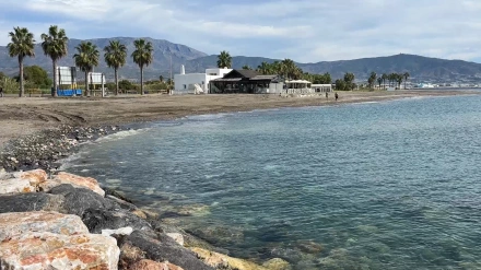 El levante devuelve la arena a Playa Granada tras el fuerte temporal