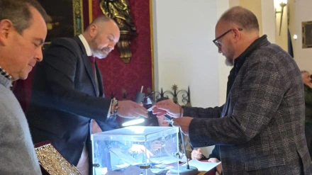 Norberto Navarro en el momento de ejercer el voto