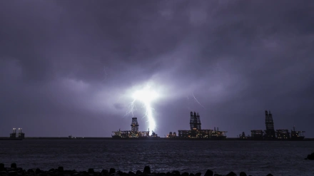 El paso de la borrasca Emilia por Gran Canaria ha traído algo de aparato eléctrico, como se aprecia en esta imagen del puerto de Las Palmas de Gran Canaria