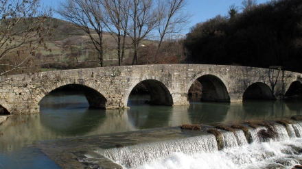 Puente Trinidad de Arre sobre el río Ulzama. Navarra