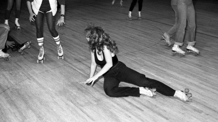 Los patinadores intentan evitar a una mujer que se ha caído en una pista de patinaje sobre ruedas.