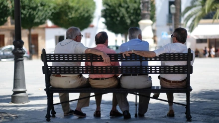 Imagen de recurso de cuatro hombres en un banco