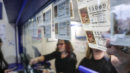 Administración de lotería vendiendo Lotería de Navidad