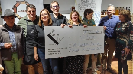 Multisecma y representantes de Ajuda'm celebrando la recaudación obtenida de la cata solidaria