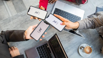 Usuarias de Bizum utilizan la aplicación en sus dispositivos móviles