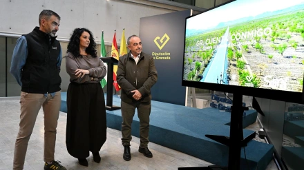 Presentación con la diputada provincial de Bienestar Social de Granada del 'teaser' del documental vinculado al programa provincial 'Cuenta conmigo'