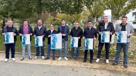 Los asistentes a la rueda de prensa posaron en la foto de familia