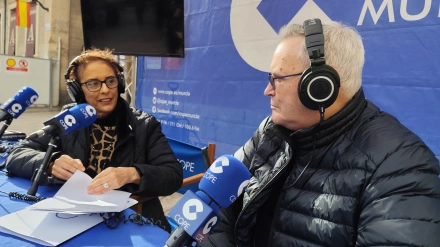 Monseñor Lorca Planes visita el set de COPE Navidad 2025