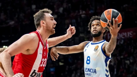 Jean Montero penetra ante la defensa de Olympiacos