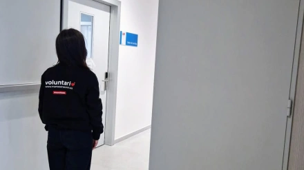 Una joven voluntaria de Mamás en acción en un hospital