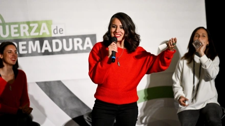 Irene de Miguel, candidata de Unidas Por Extremadura, apuesta por el rojo en la mayoría de sus apariciones públicas