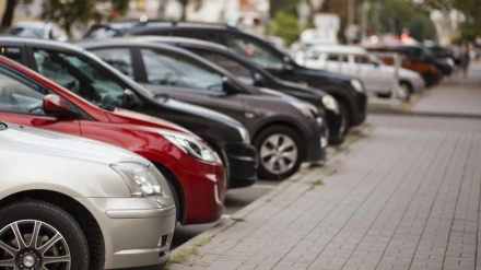Varios vehículos aparcados en una calle de Avilés