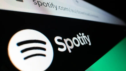 Primer plano del logotipo de Spotify en su web.