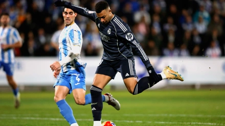 Kylian Mbappé genera una ocasión de gol frente al Talavera en la Copa del Rey