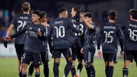 Los jugadores del Real Madrid celebran el gol de Mbappé en el campo del Talavera, en Copa del Rey